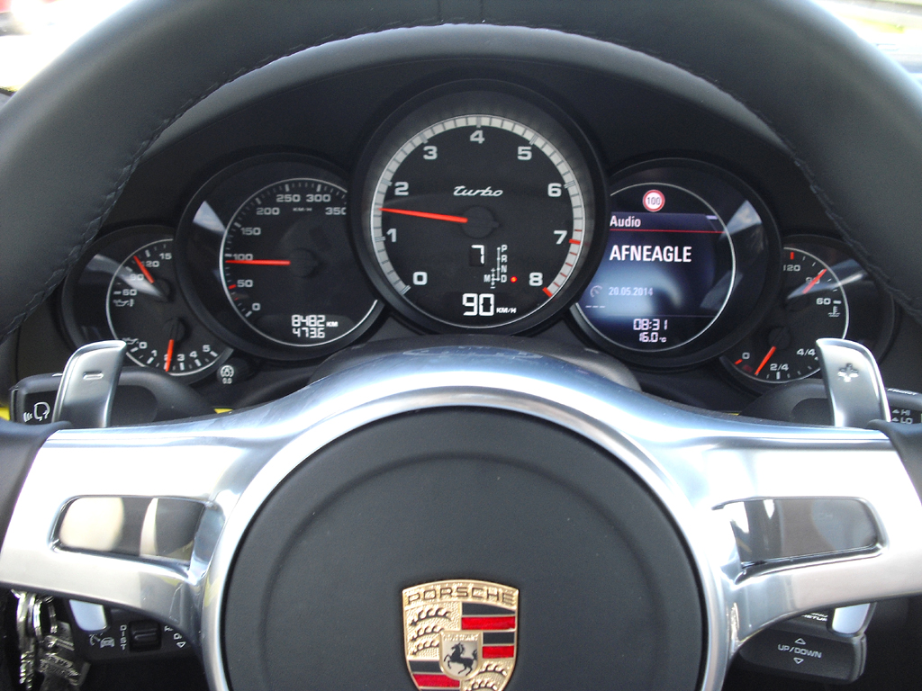 Porsche 911 Turbo: Blick durch den Lenkradkranz auf die Rundinstrumentierung. 