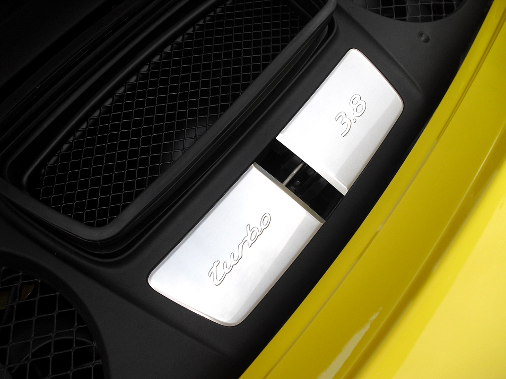 Porsche 911 Turbo: Blick unter die kleine Motorhaube hinten. 