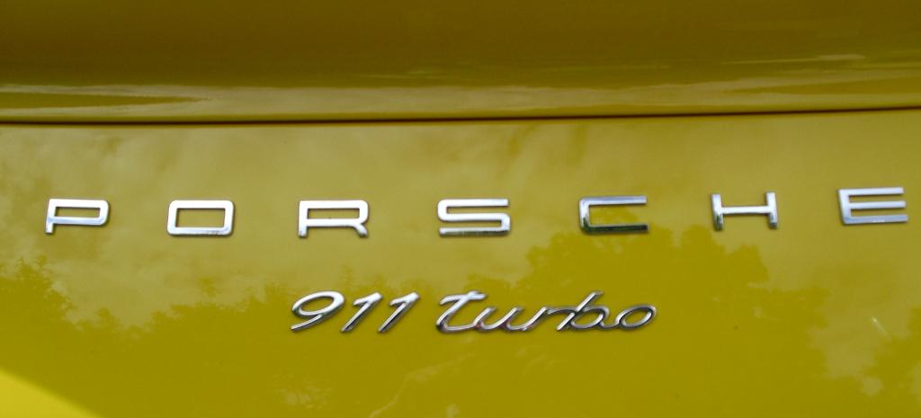 Porsche 911 Turbo: Marken- und Modellschriftzug am Heck. 