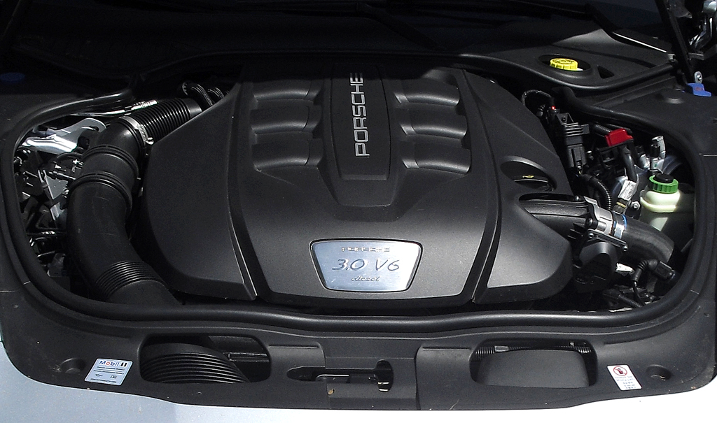 Porsche Panamera: Blick auf den 3,0-Liter-Sechszylinder-Selbszünder. 