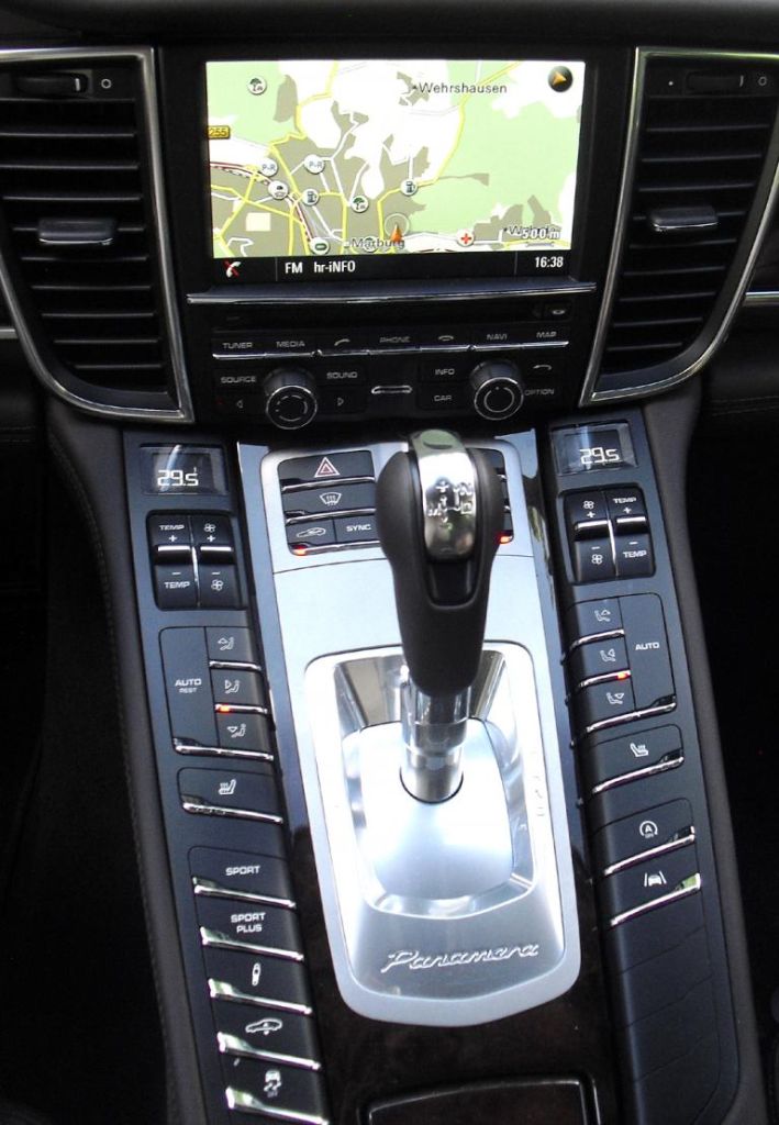 Porsche Panamera: Blick auf den mittleren Armaturenträger mit der wuchtigen Mittelkonsole. 