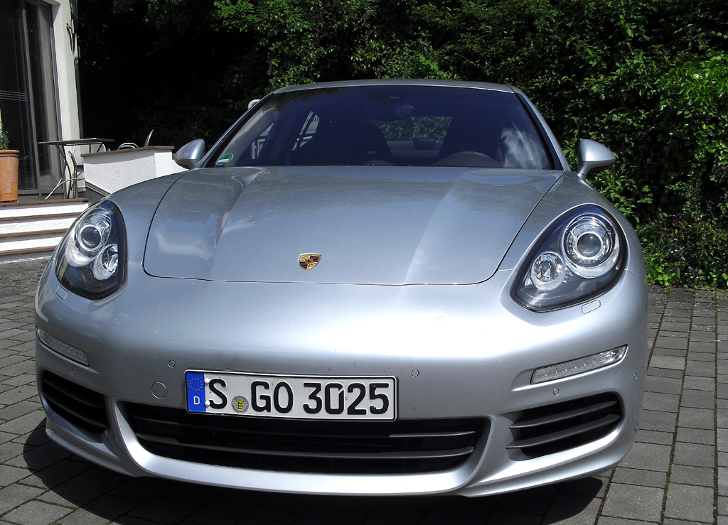 Porsche Panamera: Blick auf die Frontpartie. 