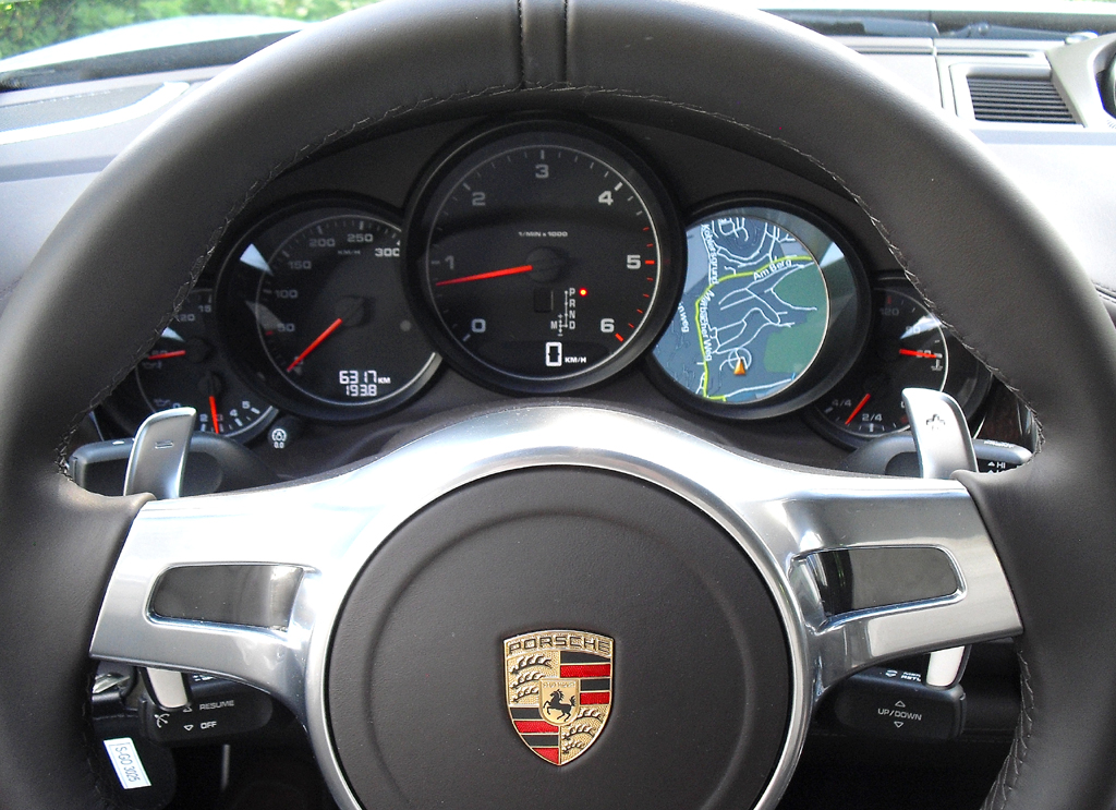 Porsche Panamera: Blick durch den Lenkradkranz auf die Rundinstrumentierung. 
