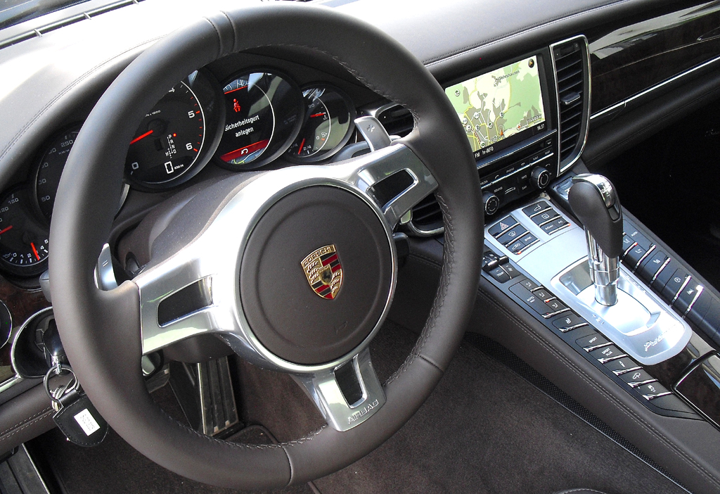 Porsche Panamera: Blick ins Jet-ähnliche Cockpit. 