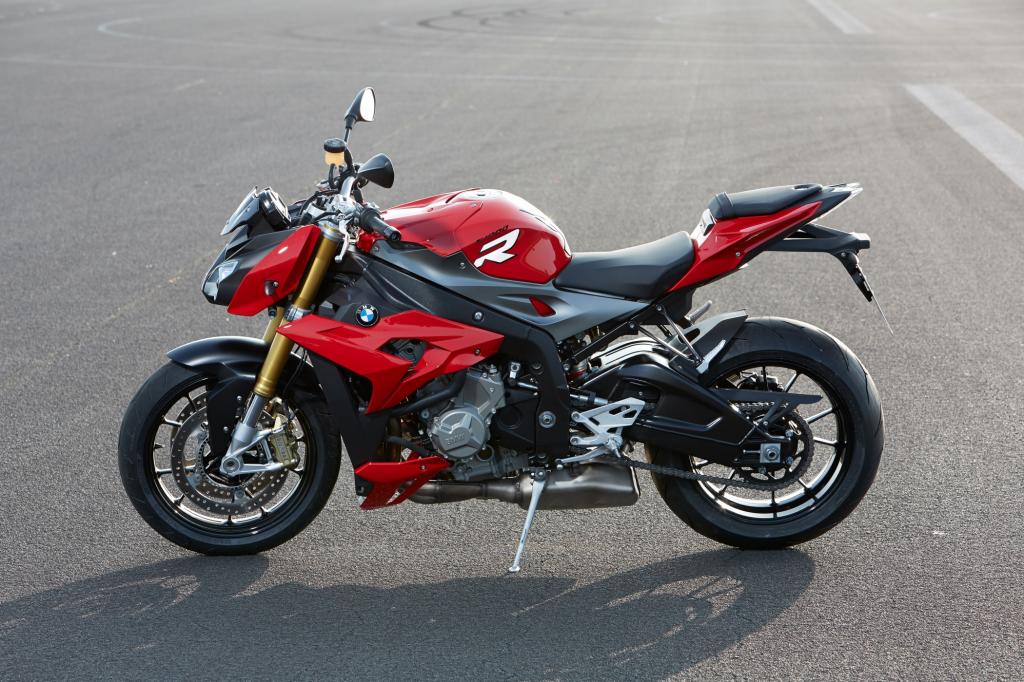 Rein optisch kann die R die Verwandtschaft zur RR kaum leugnen, doch BMW hat viel gefeilt, um die Nackte auf ihre Bestimmung als Streetfighter vorzubereiten.