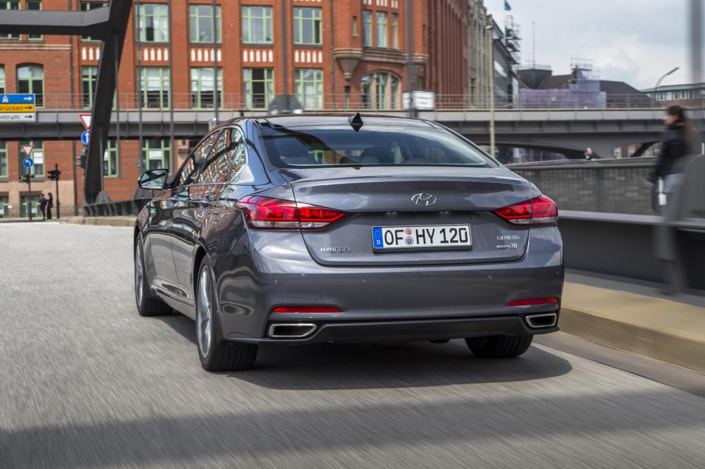 Schließlich steckt unter der Haube ein 3,8 Liter großer V6-Motor, der seine 232 kW/315 PS und bis zu 397 Nm über eine achtstufige Automatik an alle vier Räder verteilt.