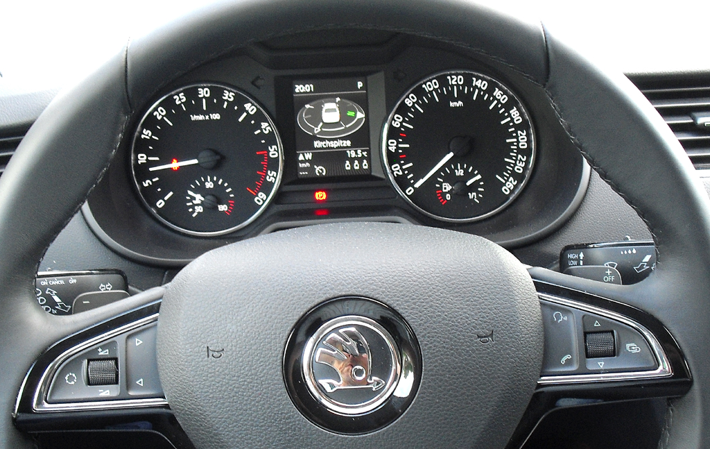 Skoda Octavia: Blick durch den Lenkradkranz auf die Rundinstrumentierung. 