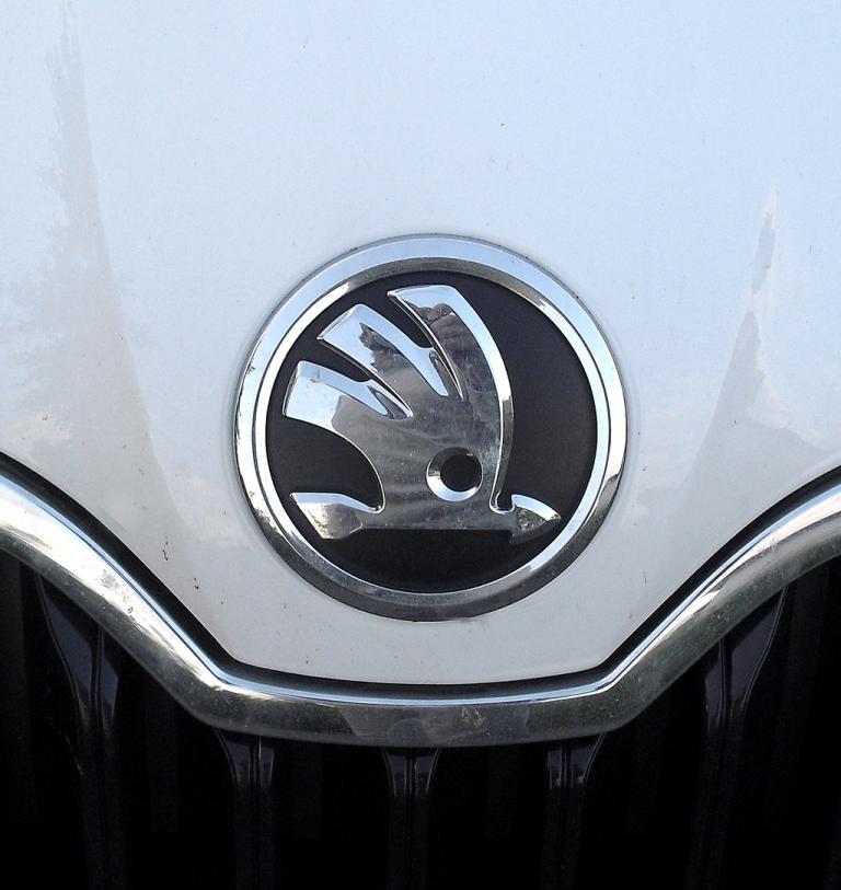 Skoda Octavia: Das Markenlogo sitzt vorn auf der Motorhaube. 