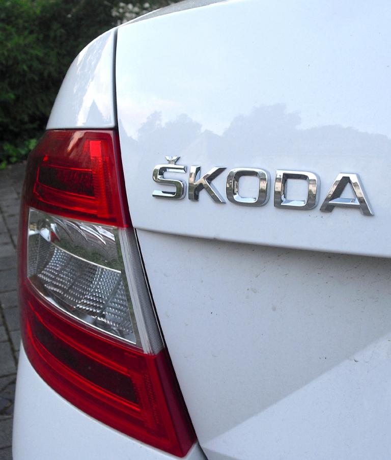 Skoda Octavia: Moderne Leuchteinheit hinten mit Markenschriftzug. 
