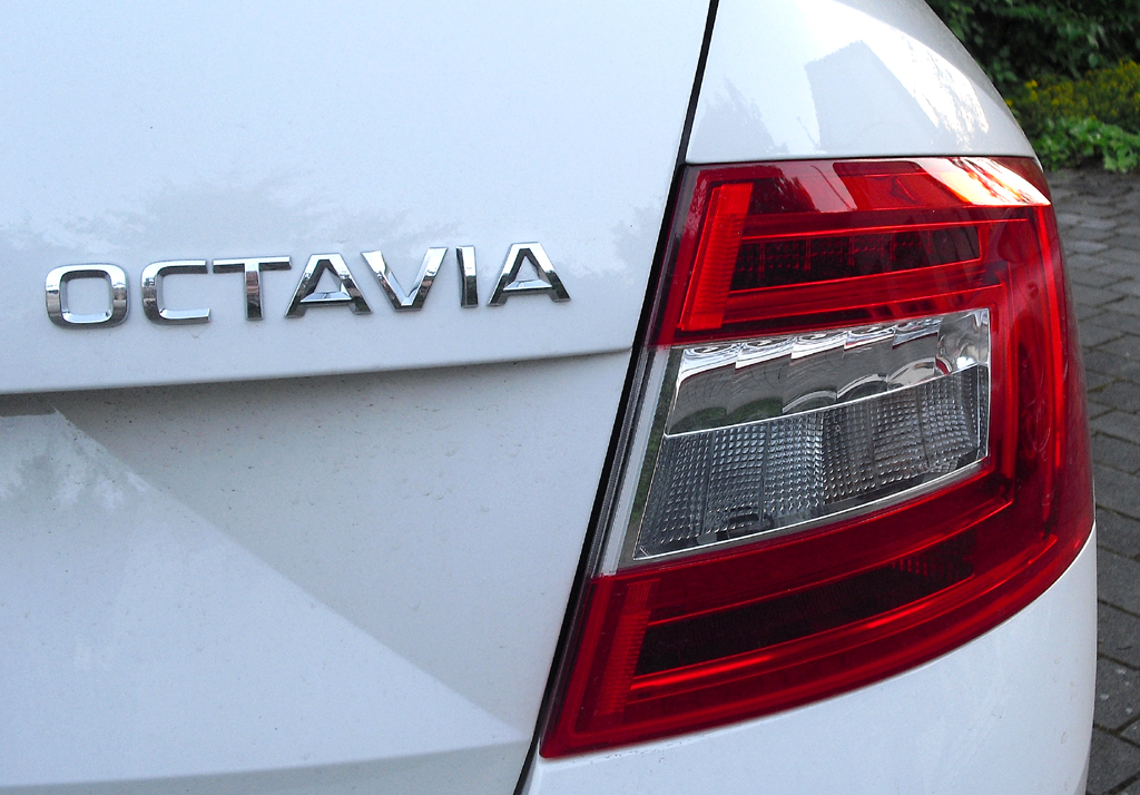 Skoda Octavia: Moderne Leuchteinheit hinten mit Modellschriftzug. 
