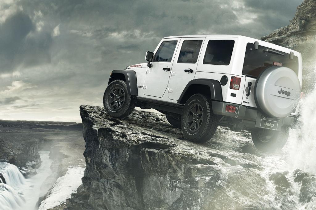 So steht der Wrangler Rubicon X entweder in Schwarz mit roter Leder-Innenausstattung oder in Weiß mit schwarzem Leder im Matsch