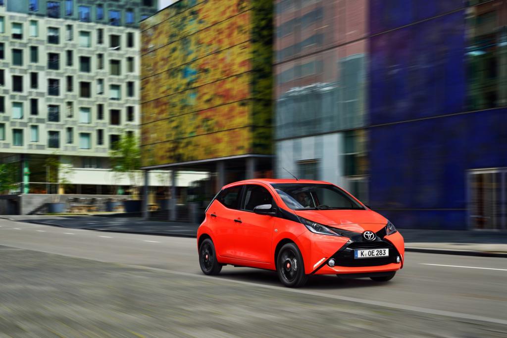 Toyota erneuert nach fast zehn Jahren seinen Cityprofi Aygo und setzt mit seiner auffälligen X-Front auf expressive Optik.