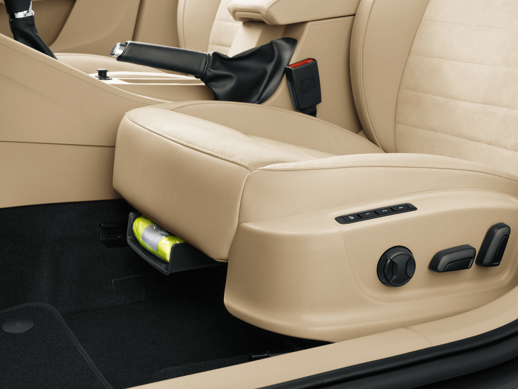 Urlaubs-Check mit Warnweste bei Skoda