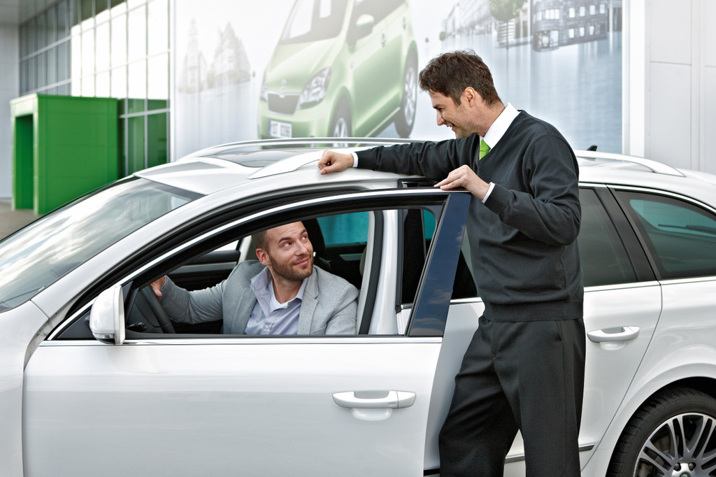 Urlaubs-Check mit Warnweste bei Skoda