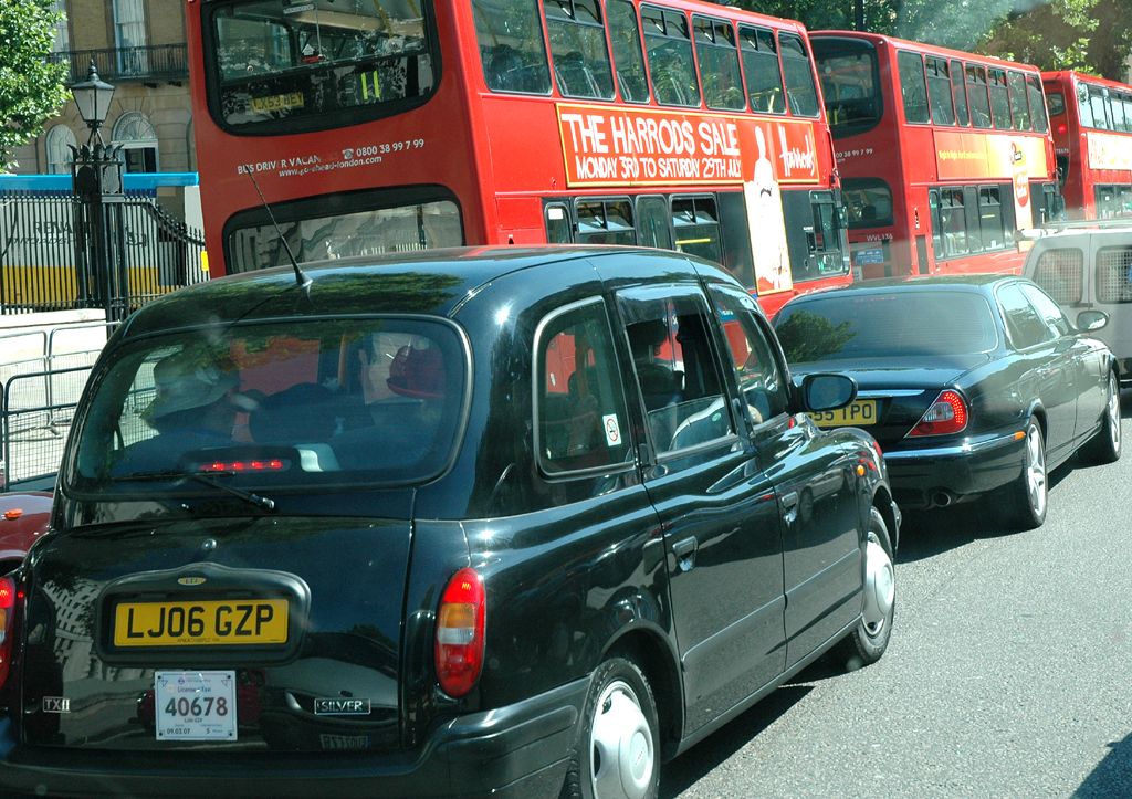Very british: Doppeldecker-Bus und Taxi im Zentrum. 