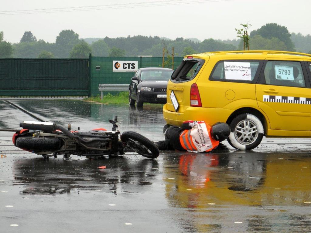 Viele dieser Unfälle könnten vermieden werden, wenn der Motorradfahrer konzentrierter wäre und den Abstand zum vorausfahrenden Auto deutlich größer halten würde