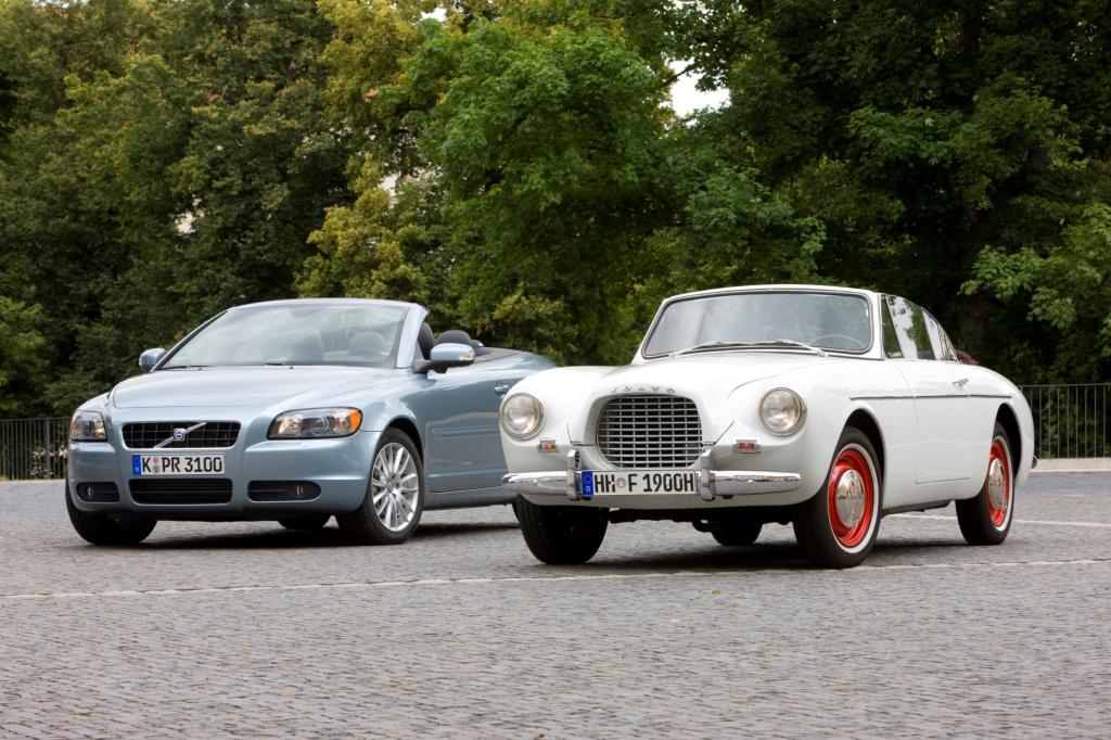 Volvo C70 2008 links und Volvo Sport P 1900 im Jahr 1956 rechts