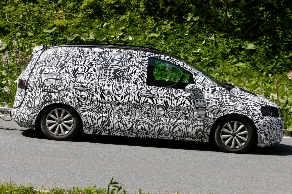 Was den Roomster-Mule enttarnt hat: Die Sichtung eines echten VW Touran Erlkönigs ...