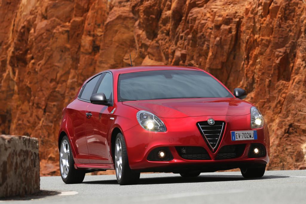 Zwar wirken die immerhin 240 PS in der Giulietta nicht ganz so üppig wie im 4C, weil der stählerne Fünftürer einfach viel schwerer und lange nicht so handlich ist wie der Donnerkeil aus Karbon