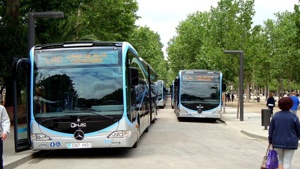 15 Mercedes-Benz Capacity beschleunigen den Busverkehr