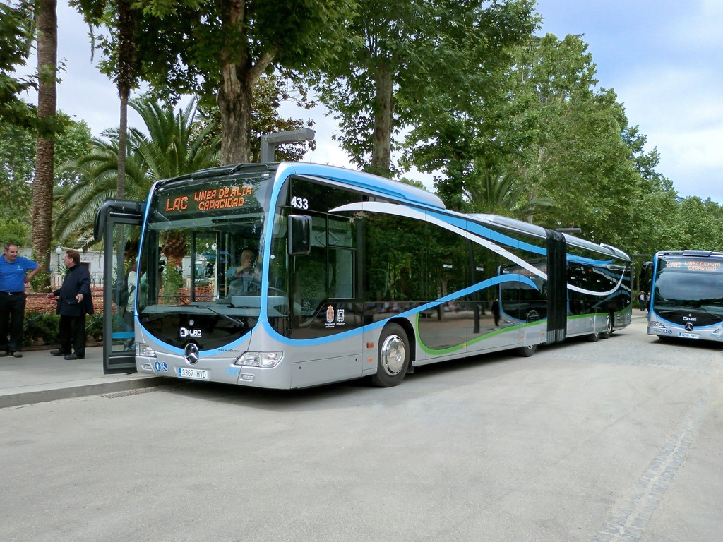 15 Mercedes-Benz Capacity beschleunigen den Busverkehr