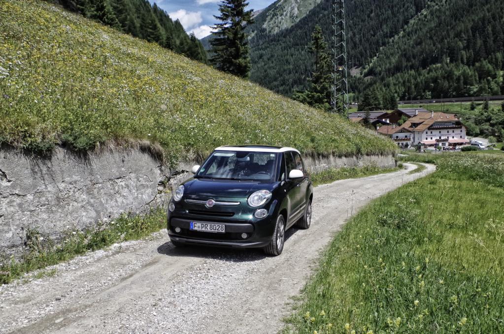 Also fahren wir über Land nach Verona; nachdem wir die Alpen hinter uns gelassen haben, wird die Gegend flach und grün