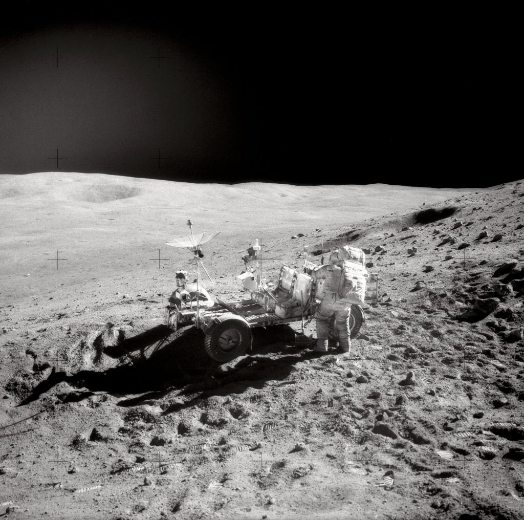 Astronaut John Young mit dem Apollo-16-Auto