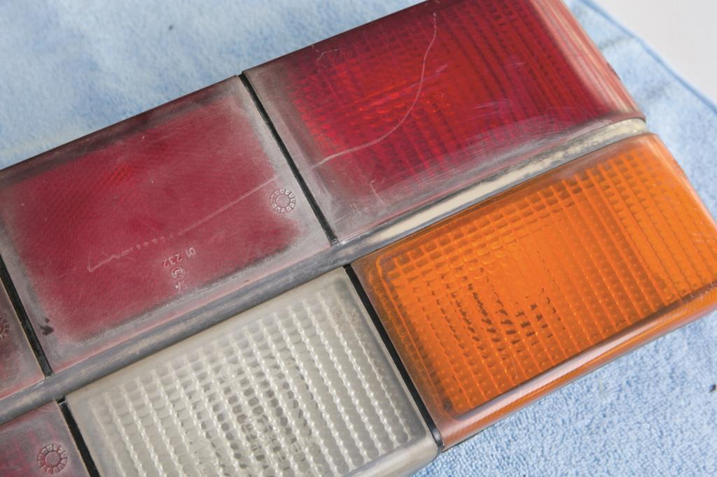 Auch Leuchtglser aus Acryl oder Plexiglas halten den Strahlen nicht ewig stand und bekommen frher oder spter Risse. 