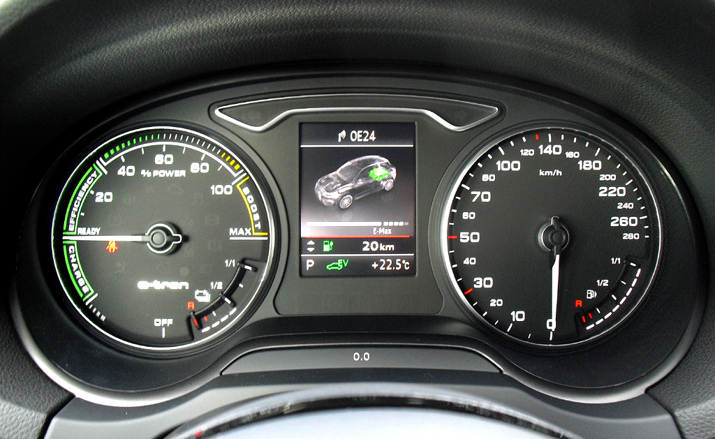 Audi A3 Sportback e-tron: Blick durch den Lenkradkranz auf die Rundinstrumentierung. 