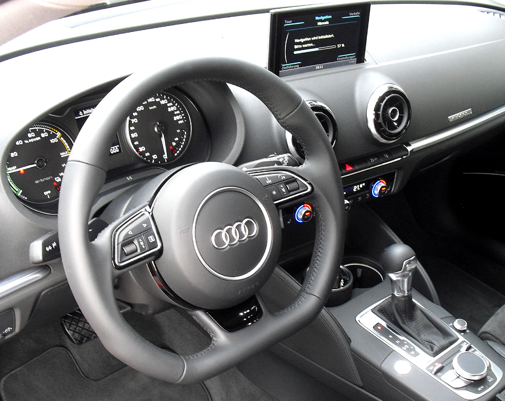 Audi A3 Sportback e-tron: Blick ins sportlich-funktionelle Cockpit. 