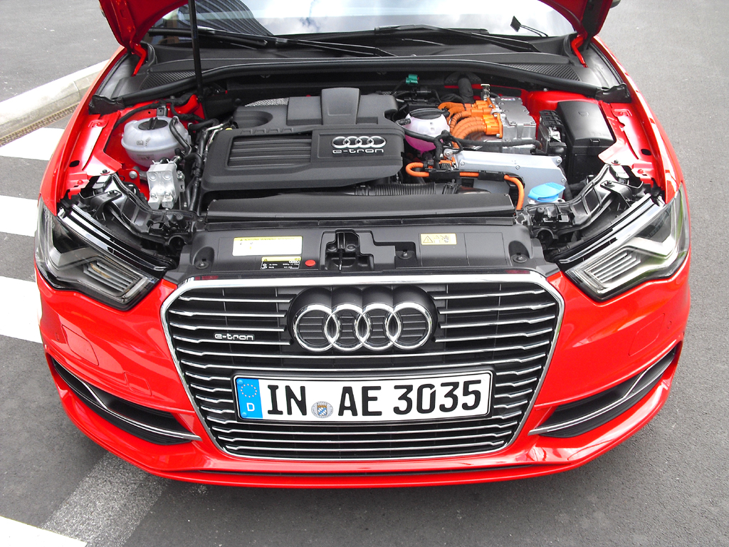 Audi A3 Sportback e-tron: Blick unter die Haube auf den 1,4-Liter-Turbobenziner. 