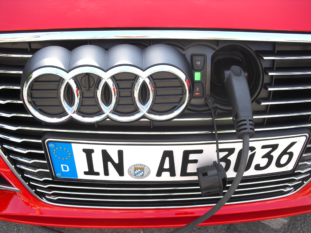Audi A3 Sportback e-tron: Der Ladeanschluss befindet sich vorn hinter den vier Markenringen. 