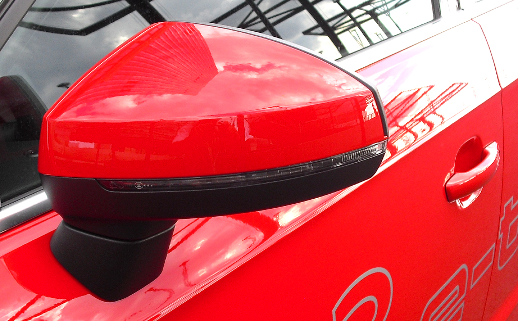 Audi A3 Sportback e-tron: In die Außensiegel sind schmale Blinkstreifen integriert. 