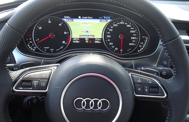 Audi A7 Sportback: Blick durch den Lenkradkranz auf die Rundinstrumentierung. 