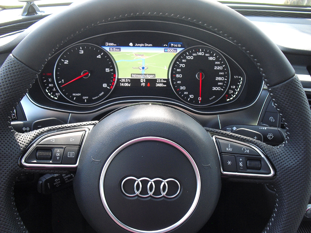 Audi A7 Sportback: Blick durch den Lenkradkranz auf die Rundinstrumentierung. 