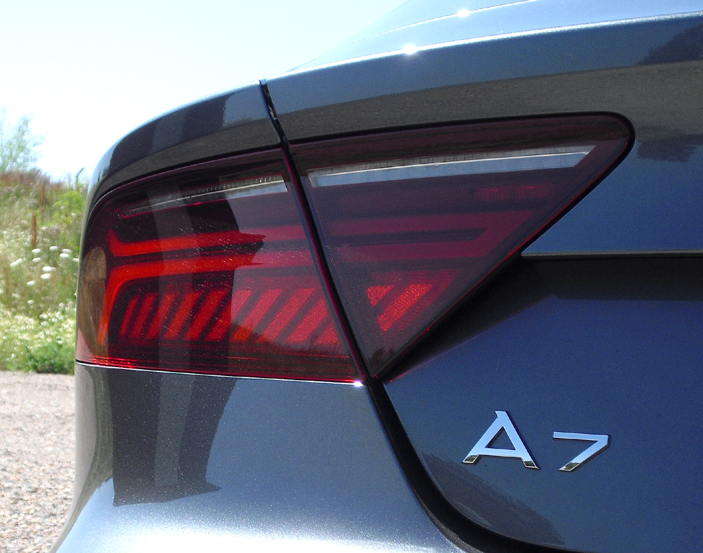 Audi A7 Sportback: Moderne Leuchteinheit hinten mit Modellkürzel. 