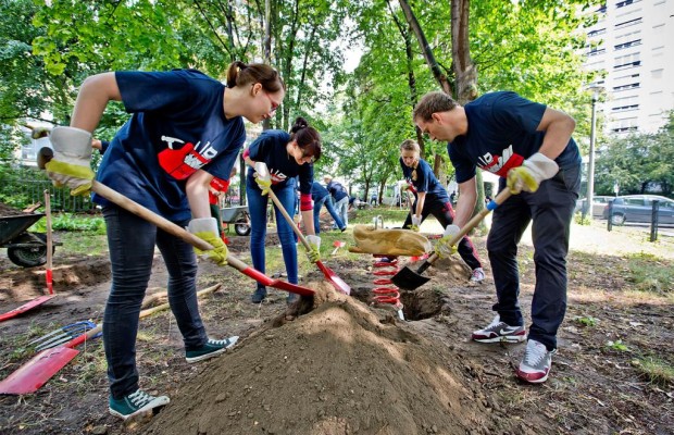 Autobank renoviert Kinderspielplatz