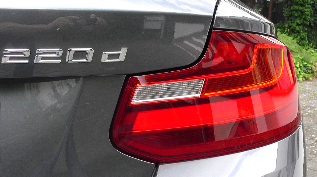 BMW 2er-Coupé: Moderne Leuchteinheit hinten mit Modellkennung. 