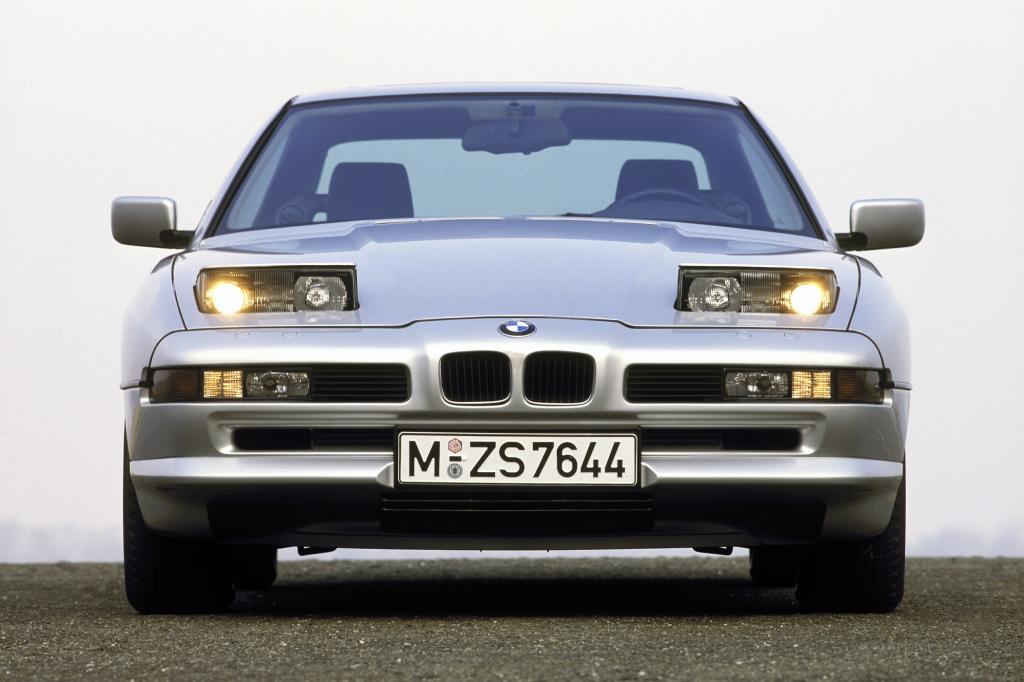 BMW 850i mit aktivierten Scheinwerfern ab 1989