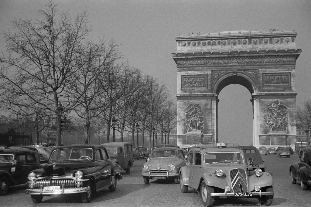 Citroen Traction Avant auf der Pariser Avenue des Champs Elysees 1955