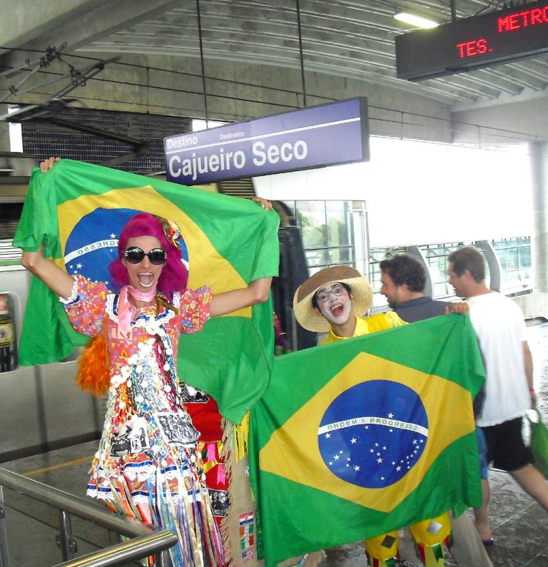 Da jubeln selbst die Brasilianer noch: Verkleidete Fans auf einem Bahnsteig in Recife. 