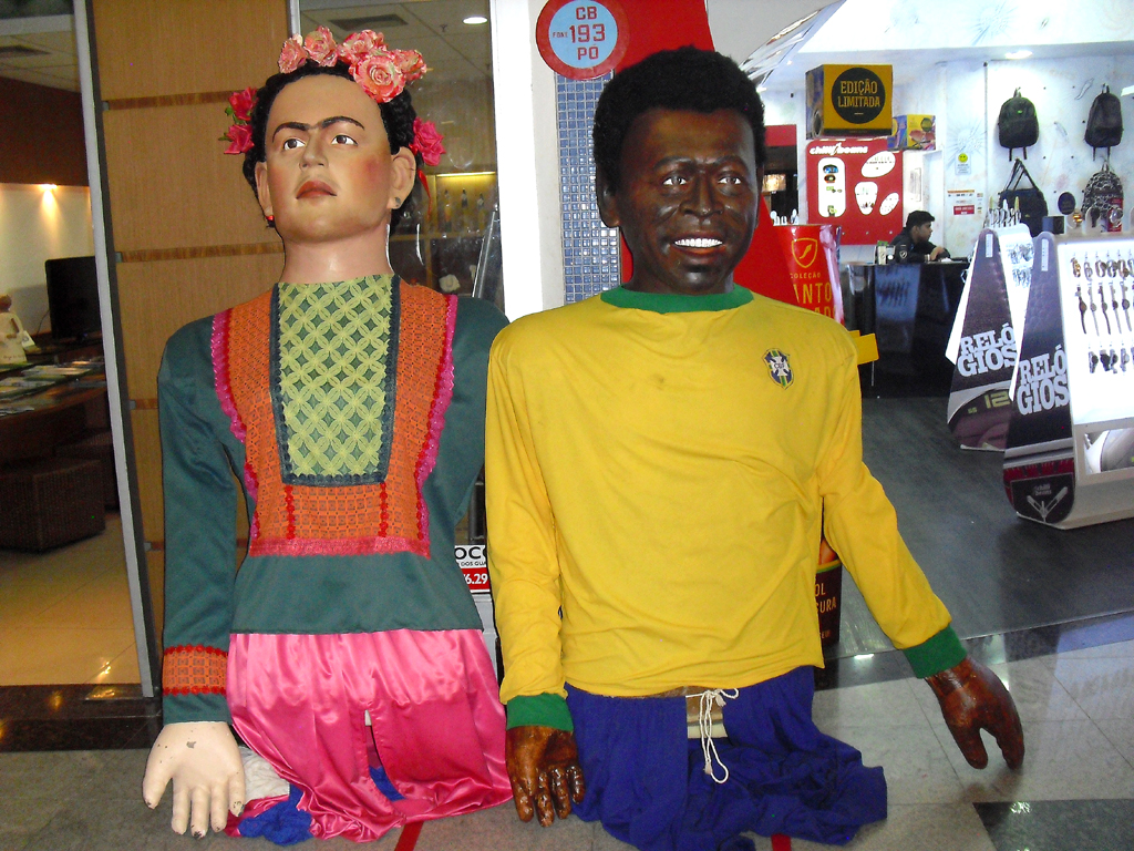 Darf bei einer WM natürlich nicht fehlen: Fußballgott Pele, rechts als Großfigur. 