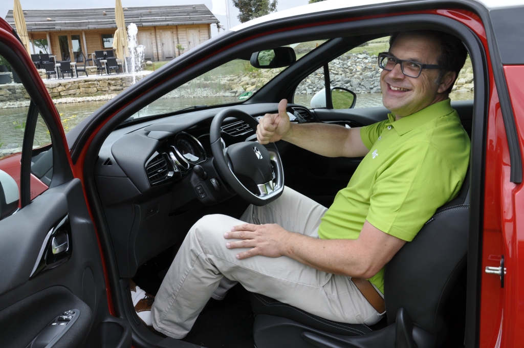 Das Interieur des DS3 ist schick. Der schwarze Klavierlack ist jedoch etwas anfällig für Fingerabdrücke. Das verbaute Radio steht zudem etwas im Kontrast zum sonst modernen und wertigen Interieur.