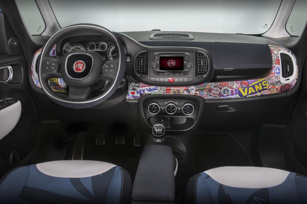Das stickerbeklebte Armaturenbrett und passende Sitzbezge runden den Fiat 500L Vans ab. 