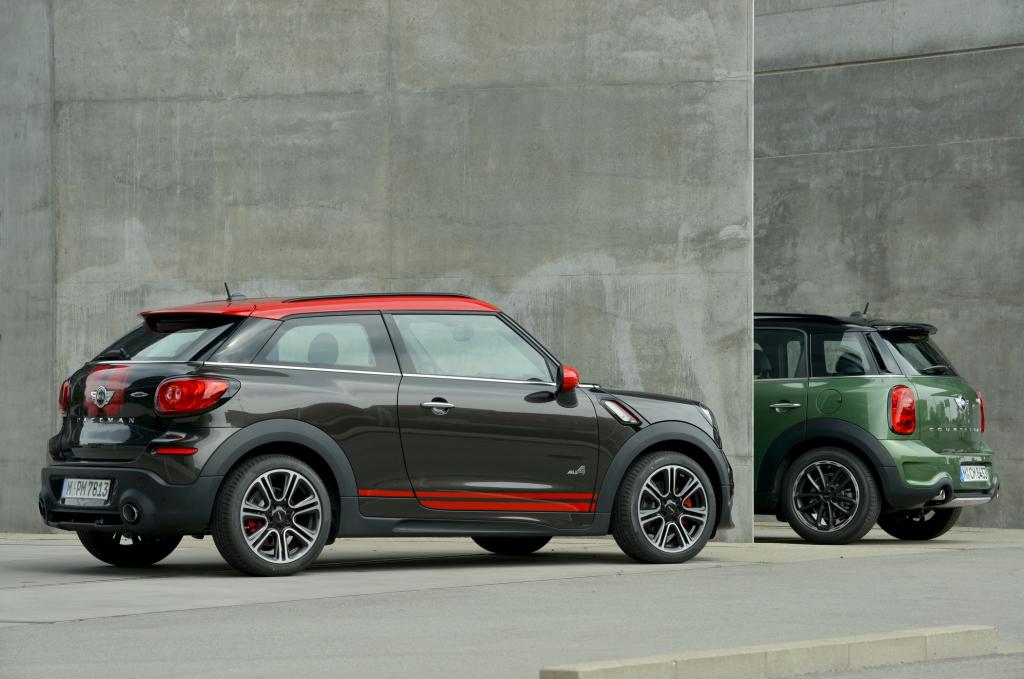 Der John Cooper Works fällt zudem durch die typischen JCW-Sportlerattribute wie zwei Auspuffendrohre, 18-Zoll Leichtmetallräder sowie spezielle Seitenschweller und Eintrittsleisten auf