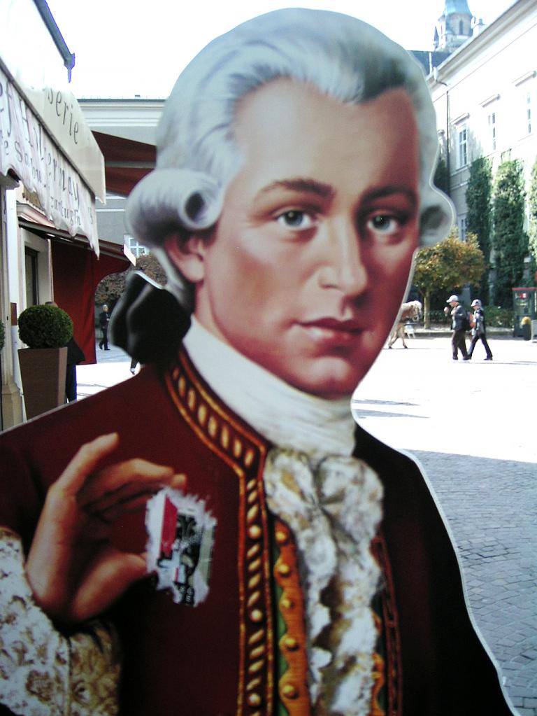Der Meister selbst: Mozart-Pappschild in der Salzburger Innenstadt. 