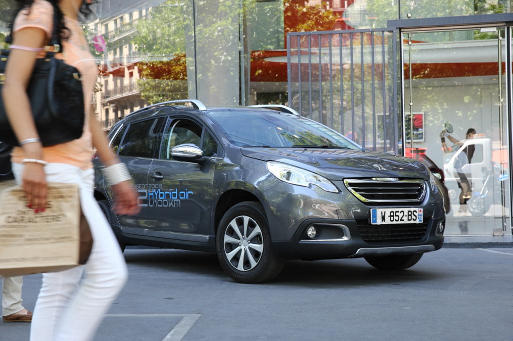 Der Peugeot 2008 soll nur rund zwei Liter Kraftstoff benötigen