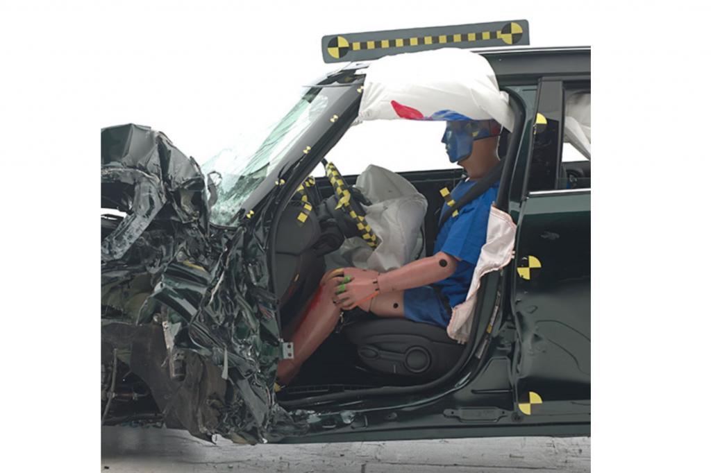 Der Sicherheitskfig des Countryman widerstand dem Aufprall gut, Sicherheitsgurte und Airbags sorgten dafr, dass fr den Insassen-Dummy nur ein geringes Risiko ernsthafter Verletzungen bestand
