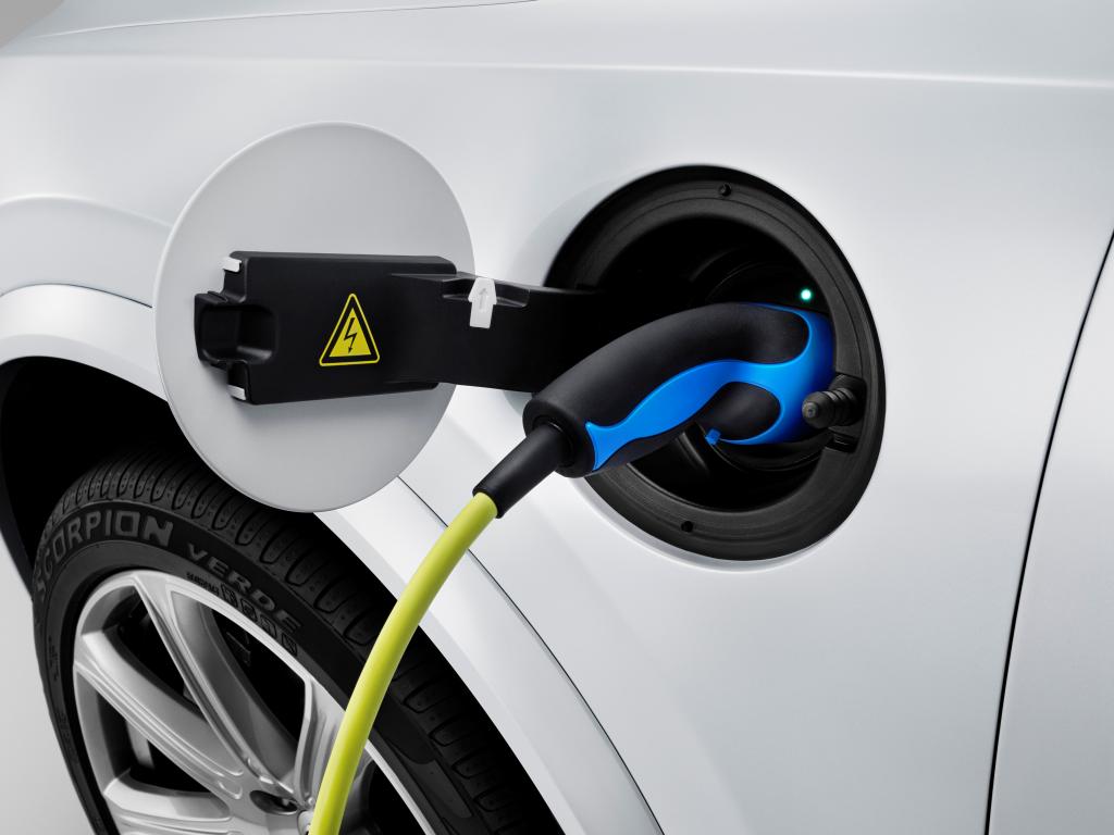 Der Volvo XC90 kommt in seiner Top-Version als Hybrid auf den Markt, der Anschluss für das Ladekabel befindet sich über dem vorderen linken Radkasten