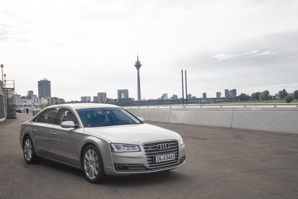Der große Audi versteht sich von seiner gesamten Auslegung her als Fahrerauto